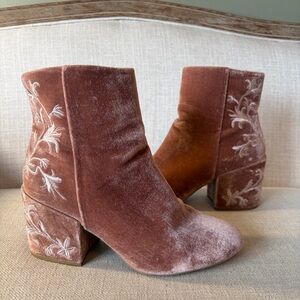 Kenneth Cole Size 9.5 Renna Pink Velvet Ankle Boots with White Floral Embroidery